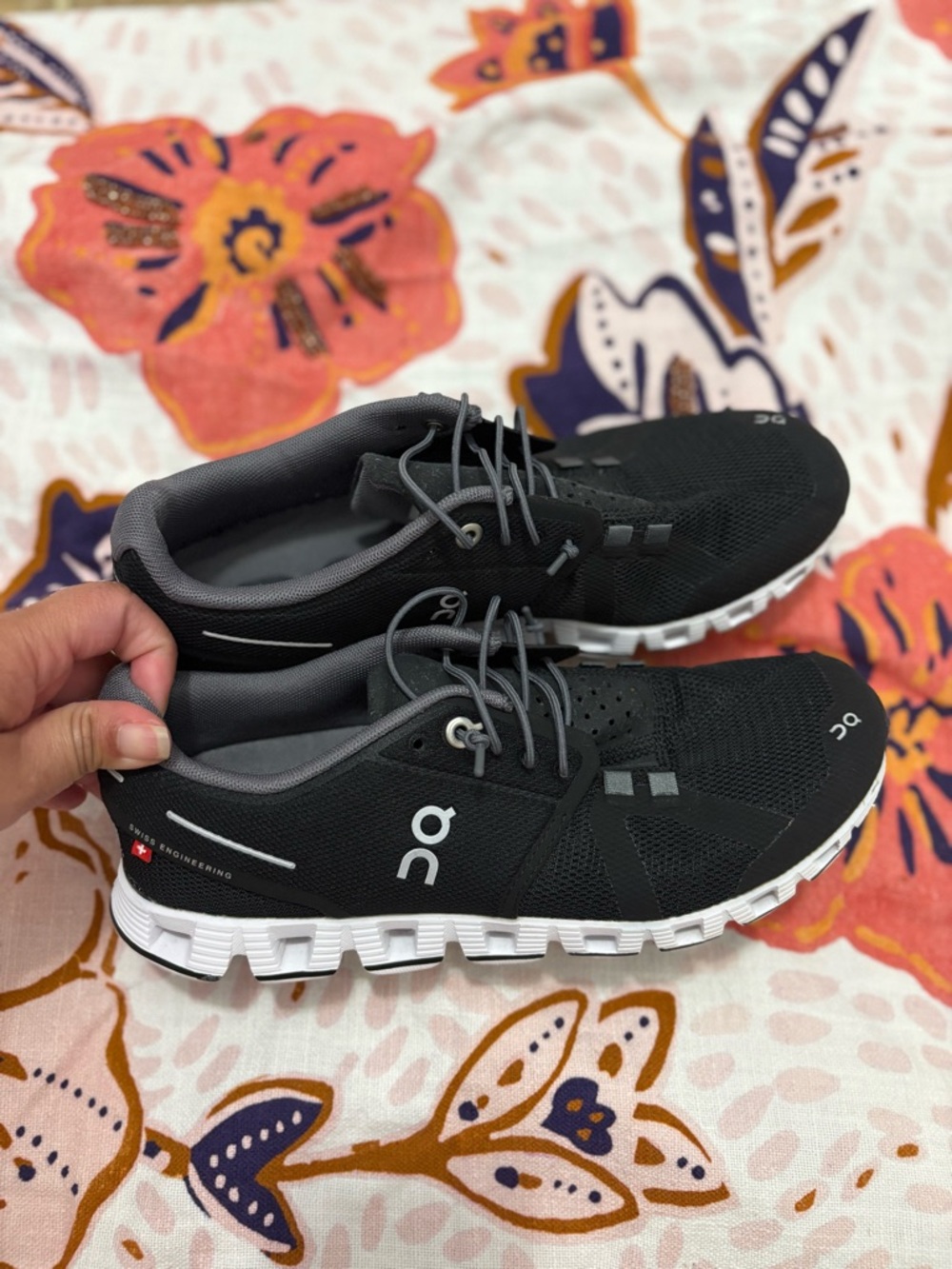 On Cloud Running Shoes Women’s Size 7 In Black/ White